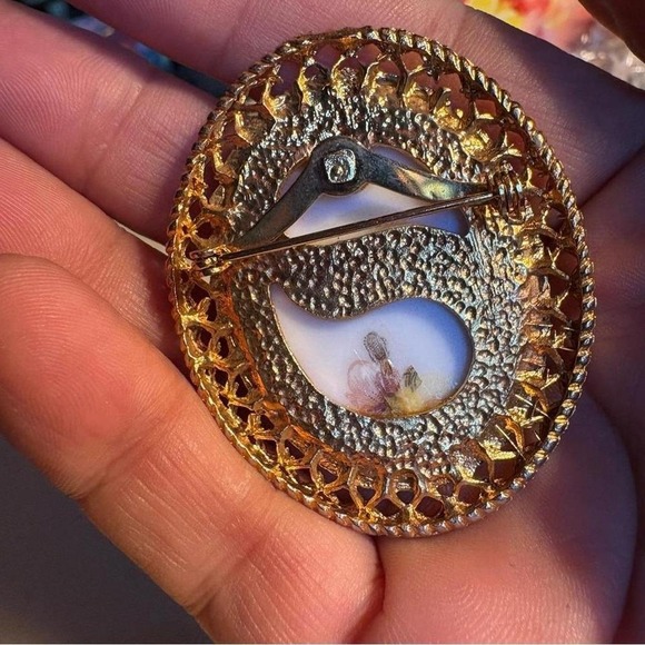 Floral cameo broach - Picture 5 of 7